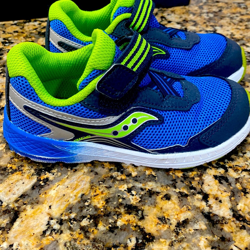 Little boys size 10.5 x-wide Saucony Unisex-Child Ride Jr Sneaker